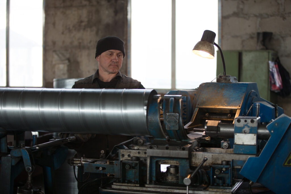 การม้วนโลหะ แบบรีดขึ้นรูป