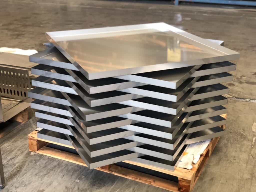 งานพับสแตนเลสต้องคำนึงถึงรัศมีพับ การคืนตัวของวัสดุ และตำแหน่งรูหรือช่องต่าง ๆ 